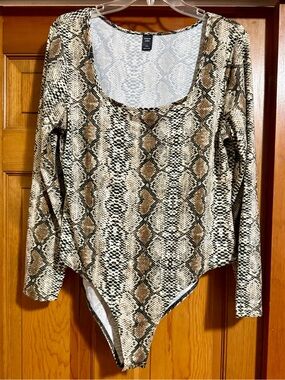 Shein Curve Snake Print Long Sleeve Bodysuit - Scoop Neck